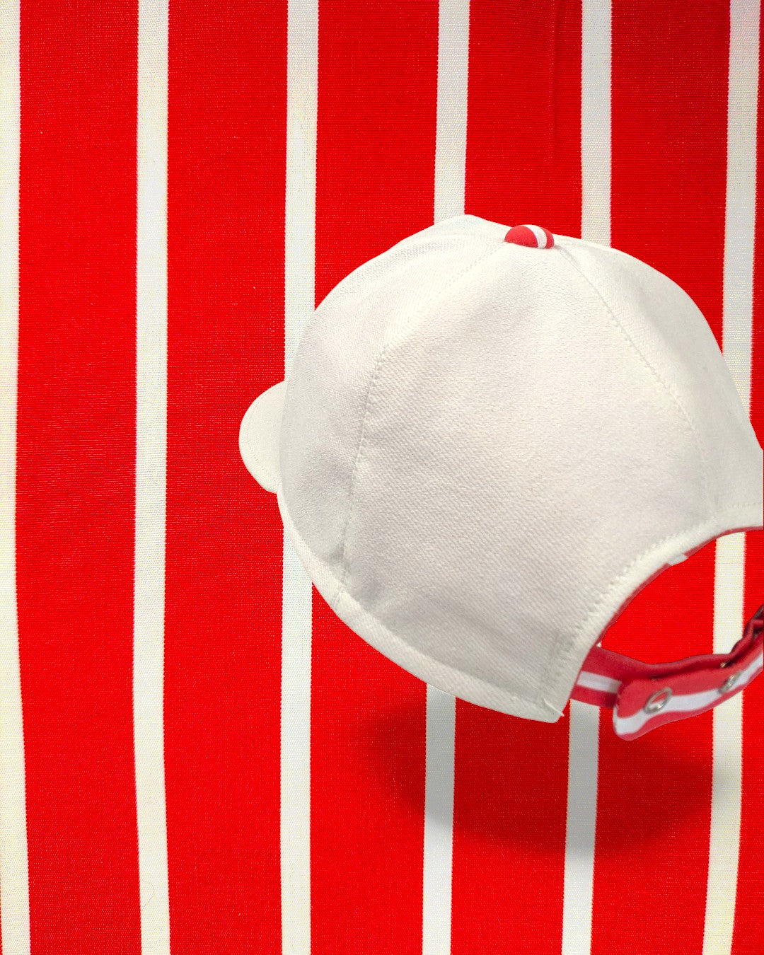 KABURU『SPORTS DAY Stripe』赤白ストライプの5パネルキャップ。裏地は肌触りのよいポリエステル