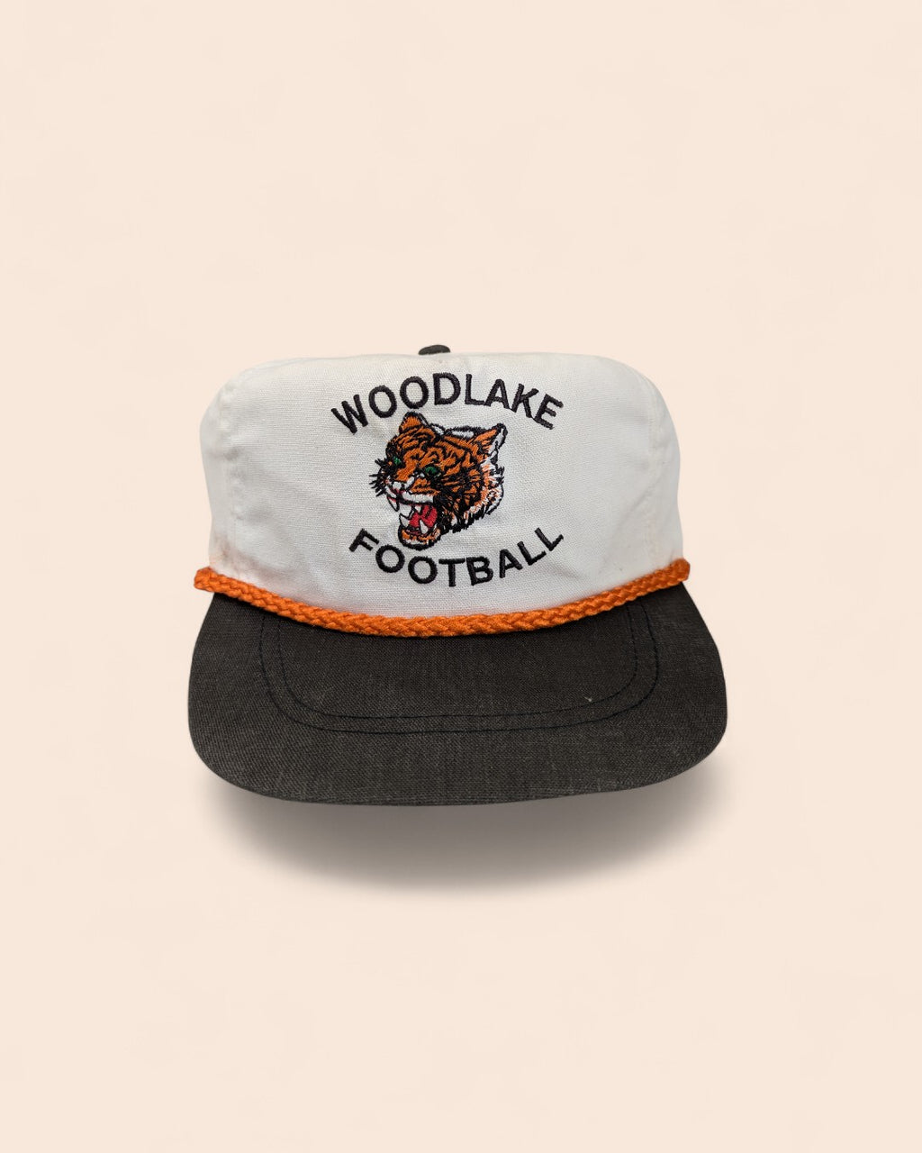 KABURU vintage『WOODLAKE FOOTBALL』白×黒の5パネルキャップ。オレンジのロープと虎のロゴ刺繍