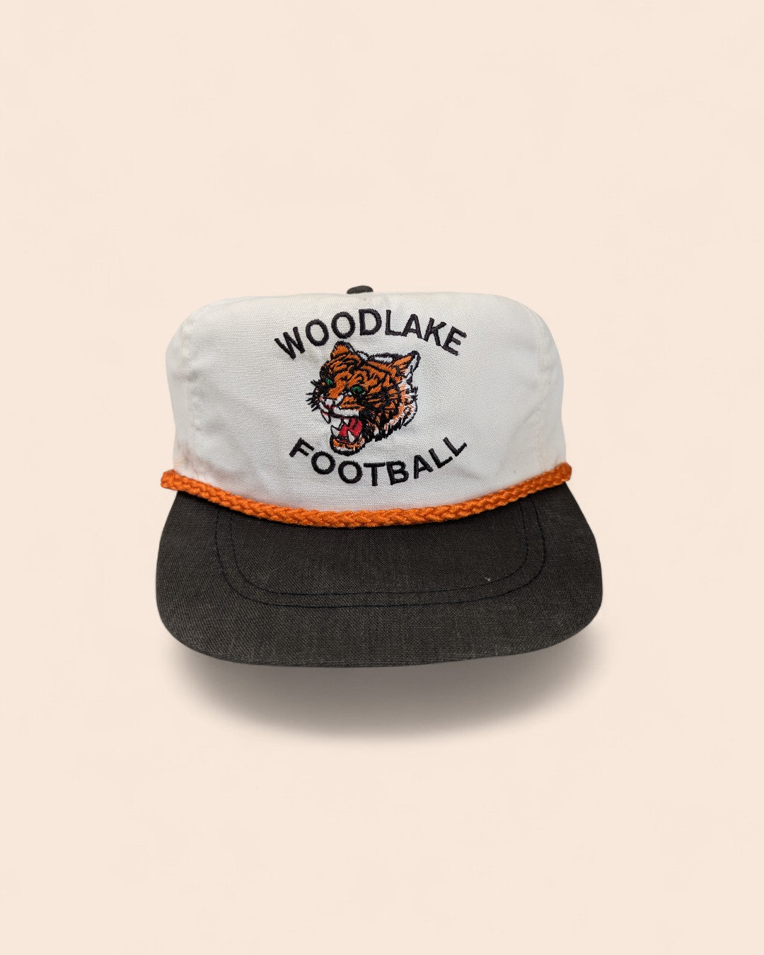 KABURU vintage『WOODLAKE FOOTBALL』白×黒の5パネルキャップ。オレンジのロープと虎のロゴ刺繍