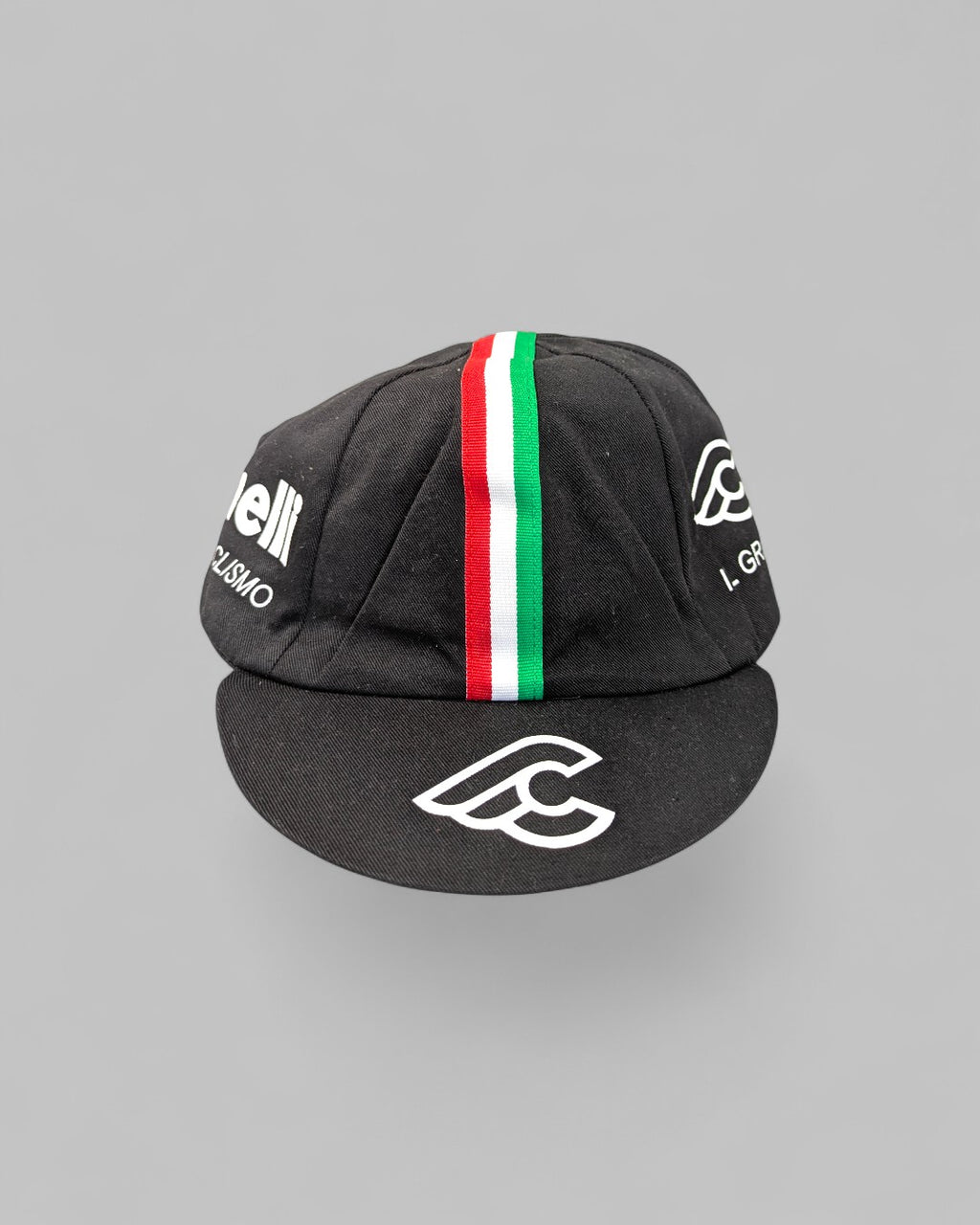 KABURU vintage『Cinelli』黒のサイクルキャップ。短いツバとトリコロールのライン