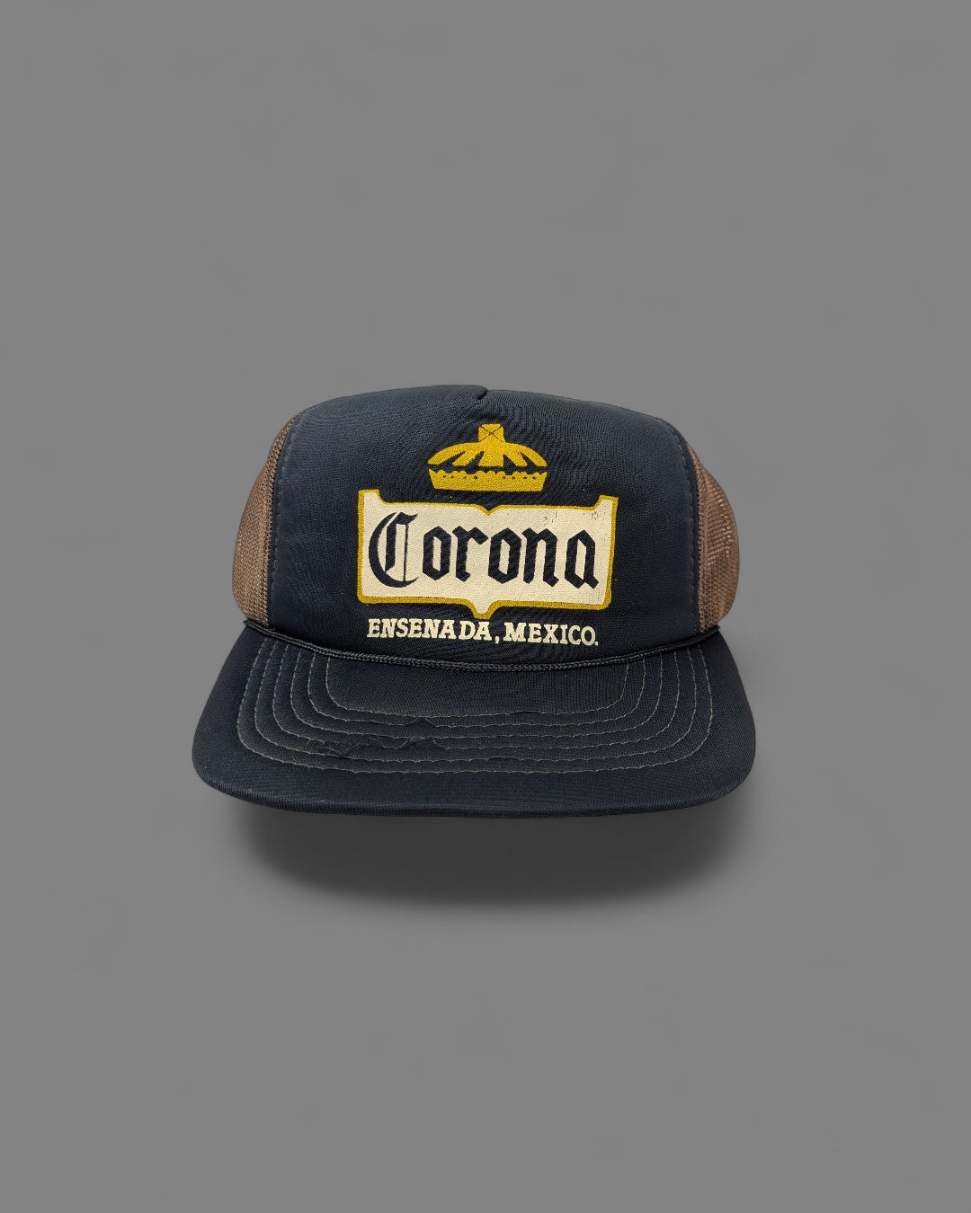 KABURU vintage『CORONA』ネイビー×ブラウンメッシュのトラッカーキャップ。CORONAのロゴ刺繍