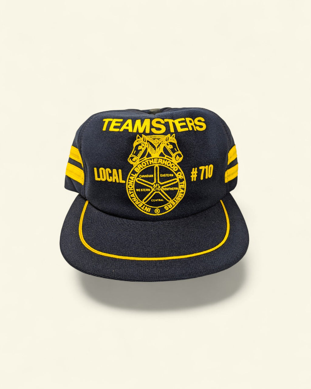 KABURU vintage『TEAMSTERS』ネイビー×イエローの5パネルキャップ。2頭の馬の円形エンブレム刺繍