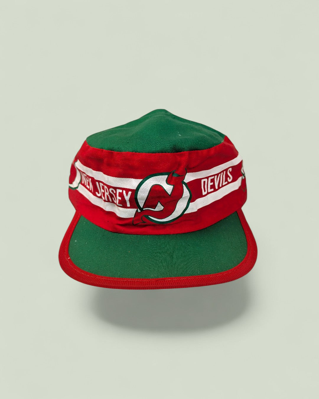 KABURU vintage『New Jersey Devils』赤×白×グリーンのキャップ。NHLデビルズのNJロゴ
