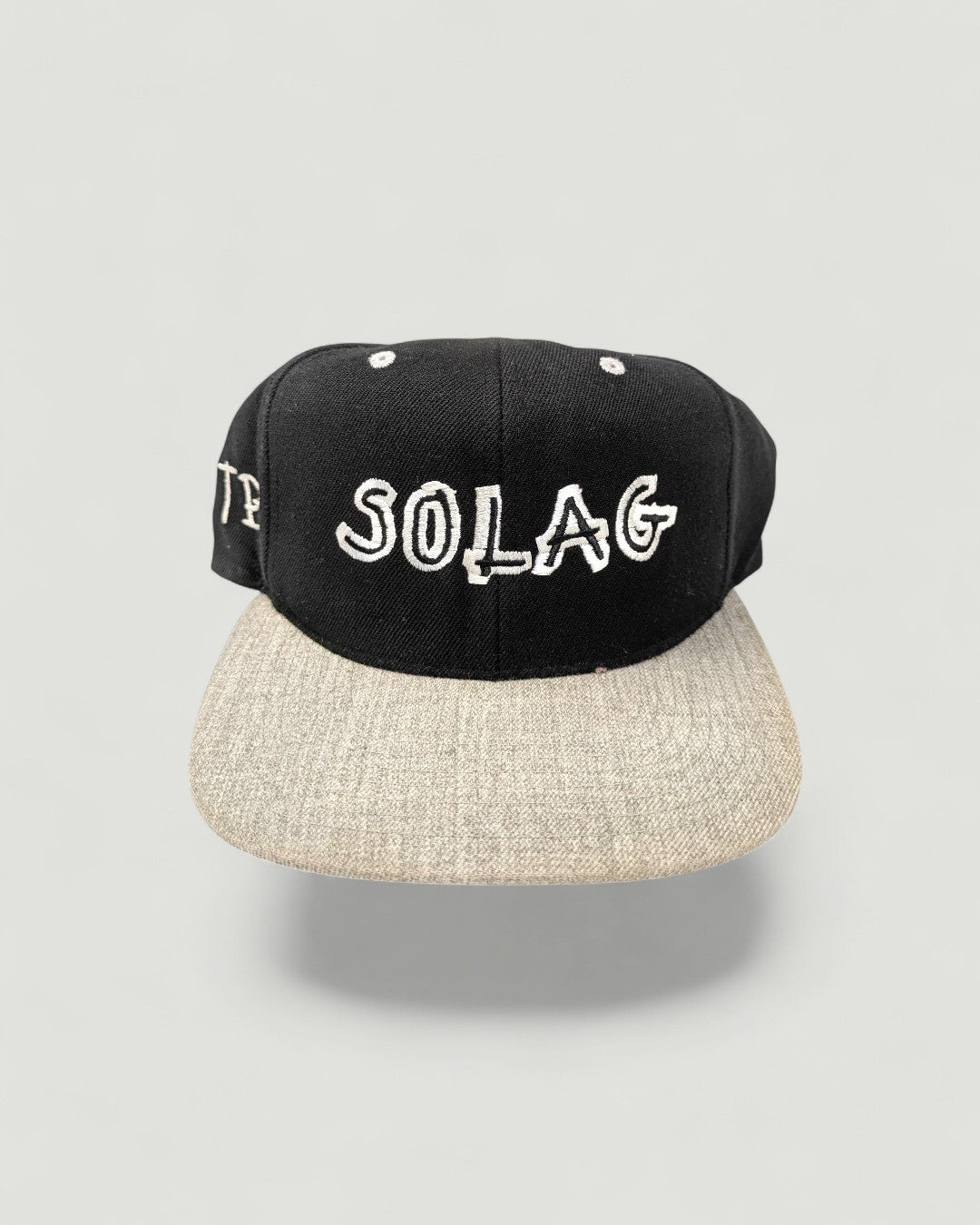 KABURU vintage『SOLAG』黒クラウン×グレーのツバのスナップバック。白のSOLAG刺繍