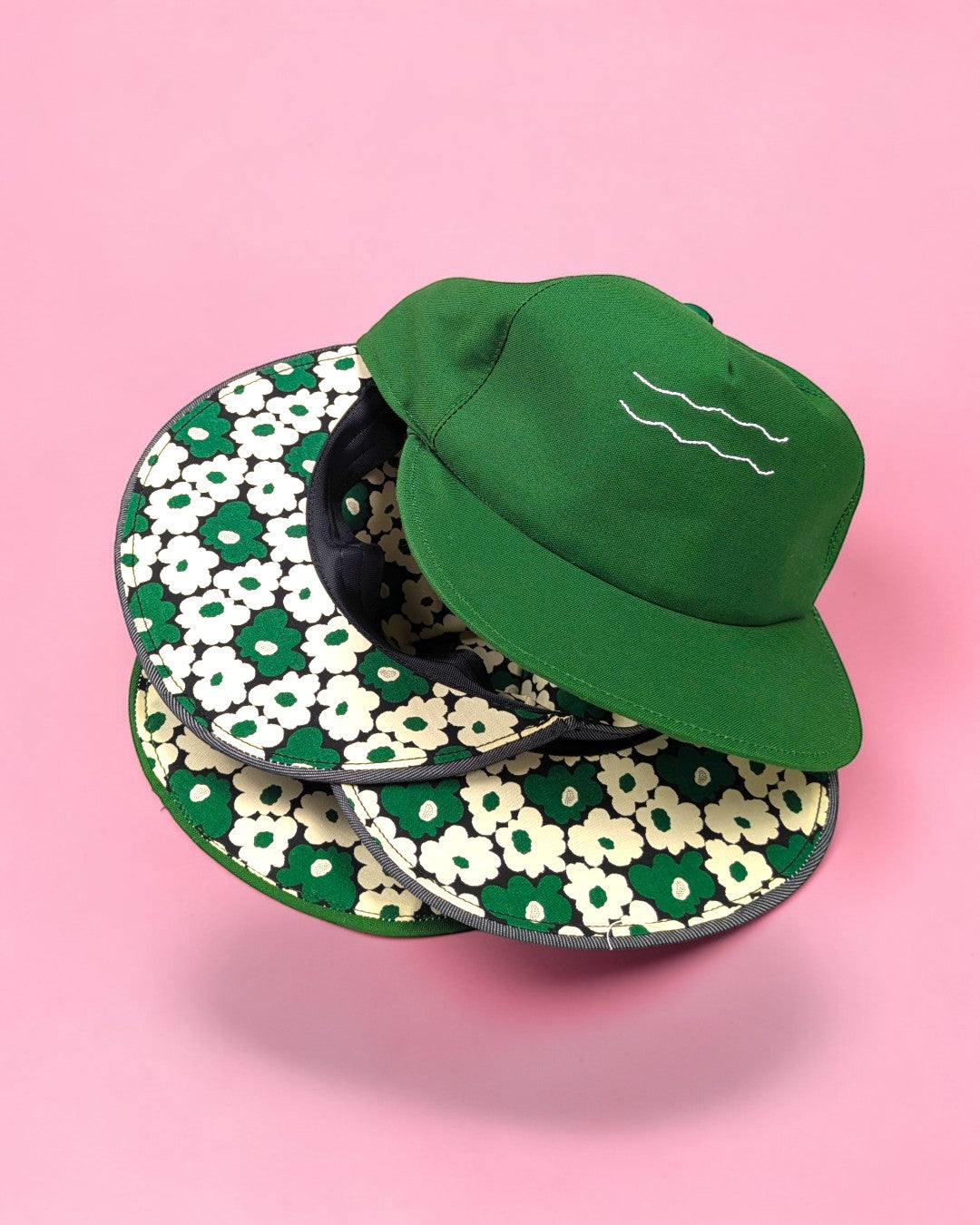 KABURU『脳内花畑』深緑の5パネルキャップ。裏地に緑と白の花柄